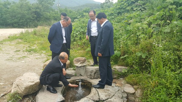 ▲ 충북도의회 문장대온천개발저지특별위원회 소속 의원들이 23일 상주시 화북면 운흥리 온천개발 현장을 둘러보고 있다.ⓒ충북도의회