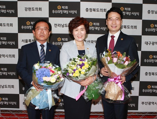 ▲ 제3회 우수의정대상을 수상한 충북도의회 임회무(맨왼쪽)·이숙애·윤홍창 의원ⓒ충북도의회