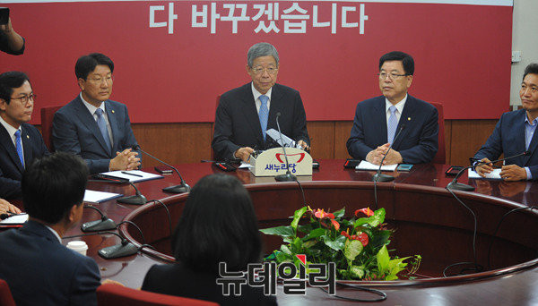 ▲ 새누리당의 혁신비상대책위원회. 권성동 사무총장 (왼쪽에서 두번째)이 김희옥 비상대책위원장(가운데) 옆에 앉아있다. ⓒ뉴데일리 이종현 기자