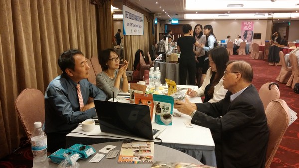 ▲ 충북 무역사절단이 지난 12일부터 18일까지 대만과 동남아지역에서 수출 상담을 벌여 681만달러의 수출상담 실적을 올렸다.ⓒ충북도