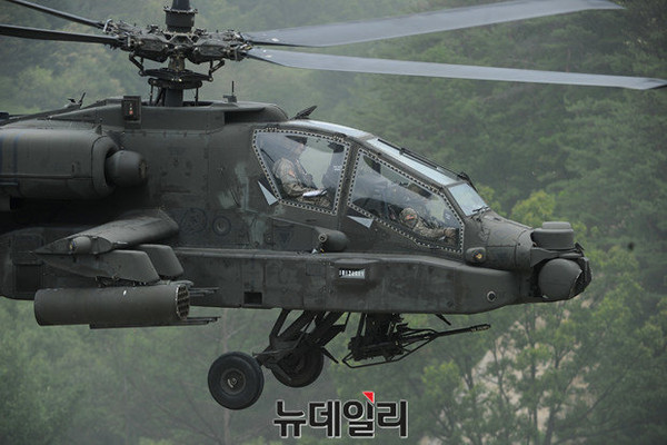 ▲ 22일 경기도 양평 비승사격장에서 훈련중인 미육군 소속 AH-64D 아파치 공격헬기.ⓒ뉴데일리 정재훈 기자