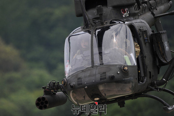 ▲ 22일 경기도 양평 비승사격장에서 훈련중인 미육군 소속 OH-58D 카이오와 정찰공격헬기.ⓒ뉴데일리 정재훈 기자