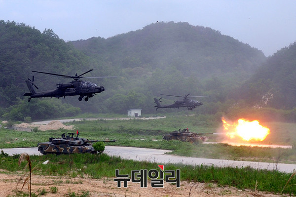 ▲ 22일 경기도 양평 비승사격장에서 훈련중인 미육군 소속 AH-64D 아파치 공격헬기.ⓒ육군