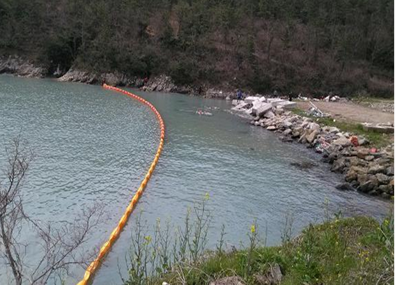 ▲ 오일펜스로 해양에 기름이 확산되는 것을 막고 있는 모습. ⓒ국민안전처 제공