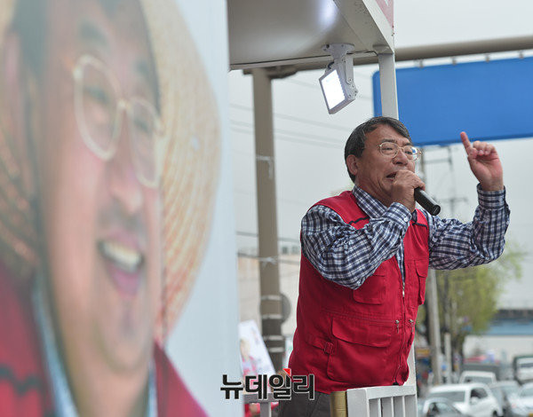 ▲ 새누리당 이정현 의원이 23일 라디오에 출연해 "계파대표로 나가 계파의 승리가 된다면 당 대표를 뽑는 것이 무슨 의미가 있느냐"며 "후보단일화에 응하지 않을 것"이라고 밝혔다. ⓒ뉴데일리 정상윤 기자