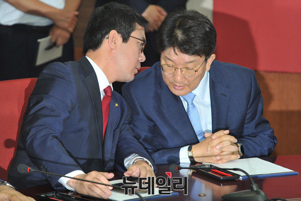 ▲ 새누리당 사무총장이자 국회 법제사법위원장인 권성동 의원이 23일 비대위원회의에서 김영우 의원과 귀엣말을 나누고 있다. ⓒ뉴데일리 이종현 기자