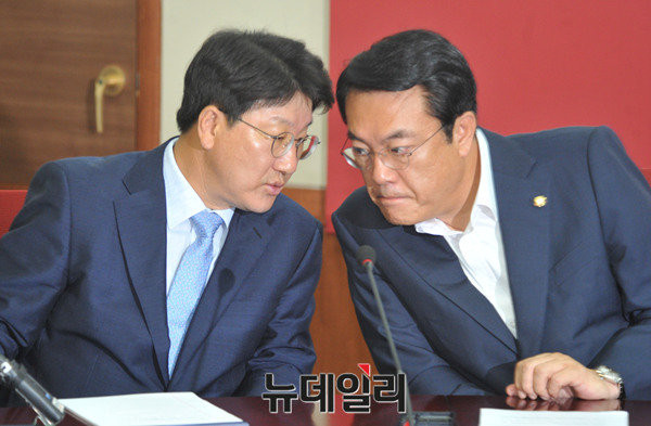 ▲ 새누리당 사무총장이자 국회 법제사법위원장인 권성동 의원이 23일 비대위원회의에서 정진석 원내대표와 귀엣말을 나누고 있다. ⓒ뉴데일리 이종현 기자