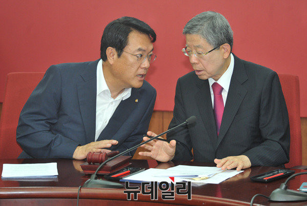 ▲ 새누리당 정진석 원내대표가 23일 오전 비대위원회의 도중 김희옥 비상대책위원장과 뭔가를 논의하고 있다. ⓒ뉴데일리 이종현 기자