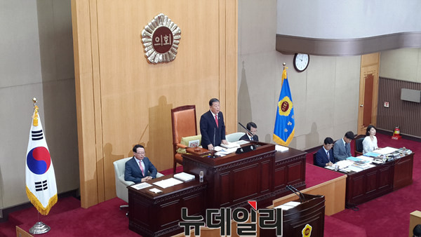 ▲ 이언구 충북도의회 의장이 23일 10대 도의회 전반기 마지막 정례회를 주재하고 있다.ⓒ김종혁 기자