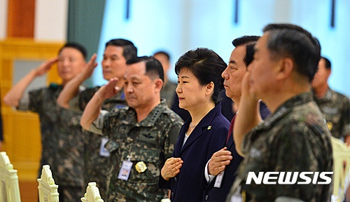 ▲ 박근혜 대통령이 23일 오후 청와대에서 열린 전국 주요지휘간 격려 오찬에 참석, 국민의례를 하고 있다. ⓒ뉴시스