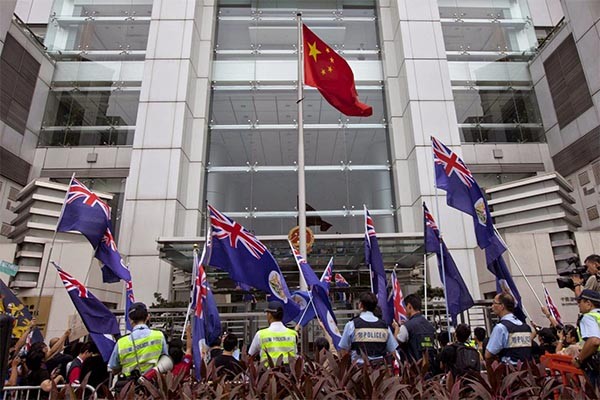 ▲ 中공산당의 정책에 반대하는 시위대가 홍콩의 옛 깃발을 흔드는 모습. 홍콩 언론은 영국 식민지로 복귀하자는 목표를 가진 정당이 곧 출범한다고 보도했다. ⓒ블로그 샘스 플랙 화면캡쳐