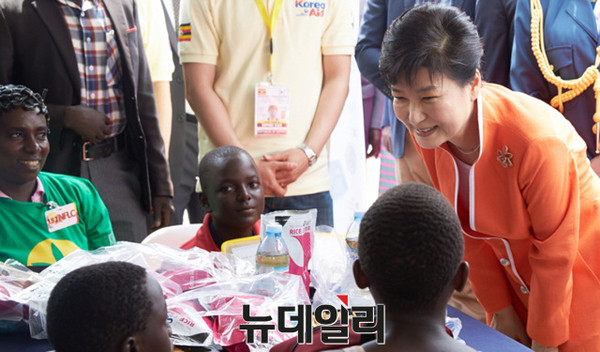▲ 박근혜 대통령이 지난달 30일 우간다 음피지(州)의 농업지도자연수원을 방문, 코리아에이드 사업현장을 시찰하고 있다. ⓒ