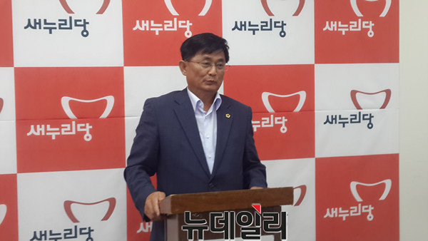 ▲ 임순묵 의원(새누리 충북도의회 원내대표)이 23일 새누리당 의원총회 후 다음달 6일 다시 의원총회를 열어 의장단을 선출하겠다고 밝히고 있다.ⓒ김종혁 기자