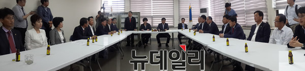 ▲ 새누리당 충북도의회 의원들이 23일 도당에서 의원총회를 열고 있다.ⓒ김종혁 기자