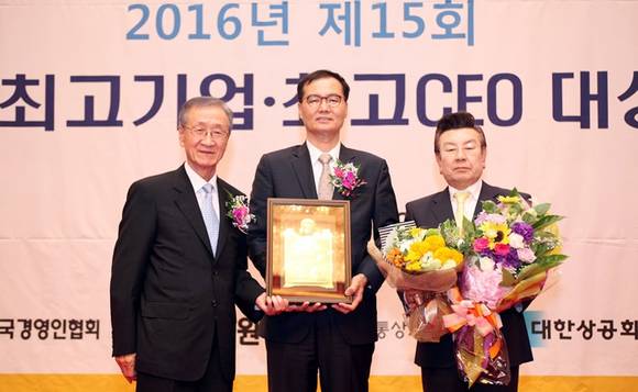 ▲ 왼쪽부터 한국경영인협회 고병우 회장, 신한은행 권재중 부행장,  이홍재 수석 부회장이 기념촬영을 하고 있는 모습. ⓒ신한은행