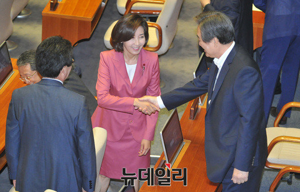 ▲ 새누리당 나경원 의원. 사진은 지난 20일 국회 본회의장에서 새누리당 김무성 전 대표와 악수를 나누는 모습. 왼쪽으로 같은 당 유승민 의원이 두 사람을 지켜보고 있다. ⓒ뉴데일리 이종현 기자