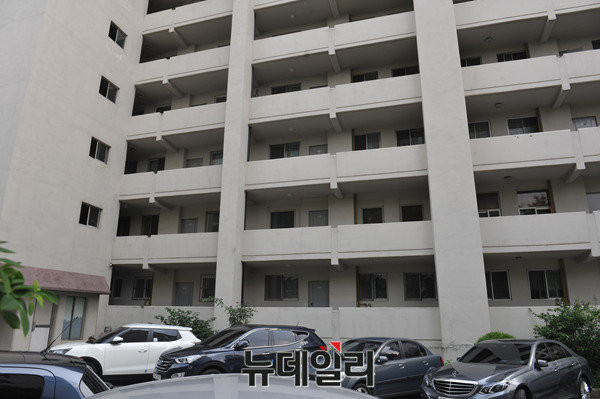 ▲ 홍상수 감독의 자택이 있는 서울 강남의 모 아파트 전경.  ⓒ 이종현 기자