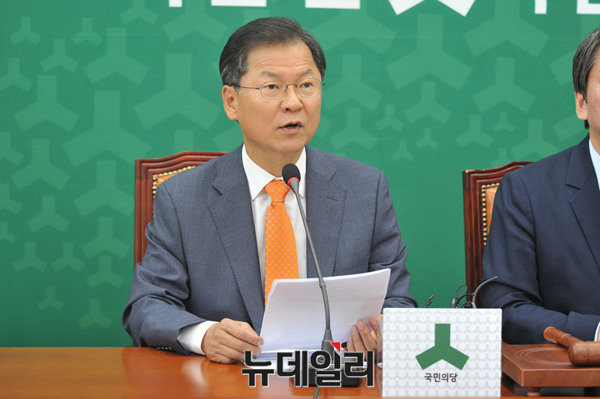 ▲ 국민의당 천정배 상임공동대표가 24일 오전 최고위원회의에서 수사 등을 통해 드러나는 진실을 바탕으로 우리 당 관계자들에게 잘못이 있다면 단호하게 책임을 묻겠다