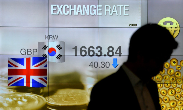 ▲ 브렉시트 현실화에 따라 영국 파운드화 가치가 가파르게 하락하고 있는 가운데 24일 서울 중구 미래에셋 센터원 빌딩내 대형 스크린에 파운드화 가치 하락이 보이고 있다. ⓒ뉴시스 사진DB