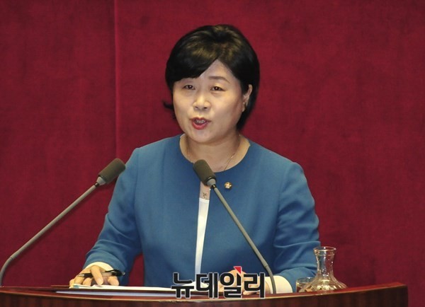 더불어민주당 서영교 의원. 새누리당 김현아 대변인은 그를 국회 윤리특별위원회에 회부해야 한다고 목소리를 높였다. ⓒ뉴데일리 이종현 기자