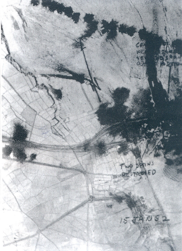 1952년 1월 15일, 승호리 철교 폭파 후 항공사진 (폭파된 철교 위로 연기가 치솟고 있다.)ⓒ공군