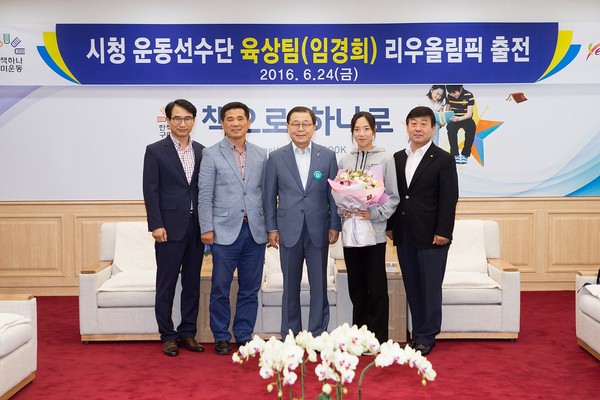 ▲ 브라질 리우올림픽에 출전하는 임경희 선수 축하 자리가 지난 23일 구미시청에서 열렸다.오른쪽 두번째가 임 선수.ⓒ구미시 제공