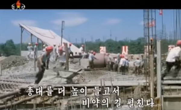 ▲ 조선중앙방송이 북한 주민노력동원을 선동하기 위해 방영한 영상물. 북한 노동자들이 공사장에서 일을 하고 있는 모습. 이 영상에는 지난 2014년 10월 사망한 북한 공훈국가합창단 작곡가 계훈경의 대표곡인 '선군의 위력떨쳐 내 조국 빛내자'가 함께 담겼다.ⓒ조선중앙TV 영상 캡쳐.