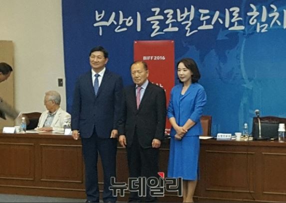 ▲ 김동호 BIFF 신임 조직위원장(가운데)과 강수연 집행위원장(우측)ⓒ뉴데일리DB