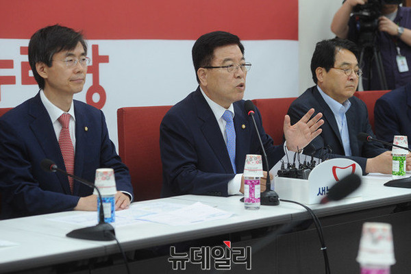 ▲ "걱정 마세요" 새누리당 김광림 정책위의장이 24일 오후 브렉시트 대책을 위해 긴급 소집된 당정회의에 앞서 시장의 안정을 독려하는 발언을 하고 있다. ⓒ뉴데일리 이종현 기자