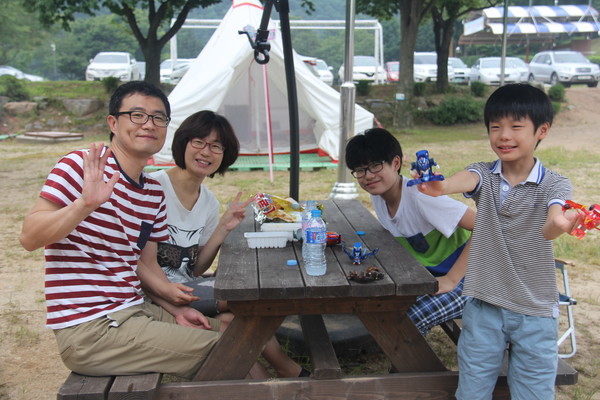 ▲ 충북도학생종합수련원이 운영하는 야영장에서 한 가족이 캠핑을 즐기고 있다.ⓒ충북도교육청