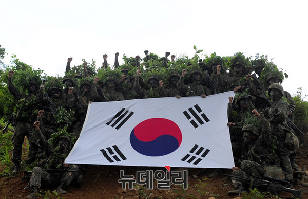 ▲ 육군 1야전군사령부가 6ㆍ25전쟁 66주년을 상기하기 위해 6. 24-25. 양일간 통일훈련을 실시중임(7사단 통일대대 장병들이 화천일대 거점에서 진지사수 결의를 다지고 있다)ⓒ육군