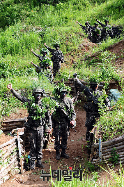 ▲ 7사단 통일대대 장병들이 화천일대 거점에서 진지사수결의를 외치고 있다.ⓒ육군