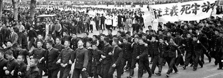 ▲ 4.19때 부정선가 규탄 메도하는 대학생들. '민주주의 사수하자' 플래카드 구호가 한자로 쓰여있다.