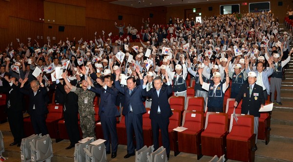 ▲ 25일 충남도청에서 열린 ‘6·25전쟁 66주년 행사’에서 참석자들이 만세삼창을 하고 있다. ⓒ충남도