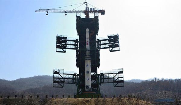 ▲ 문재인 더불어민주당 전 대표가 지난 13일 네팔에 도착해 현지인들과 대화하고 있다.ⓒ트위터 캡쳐