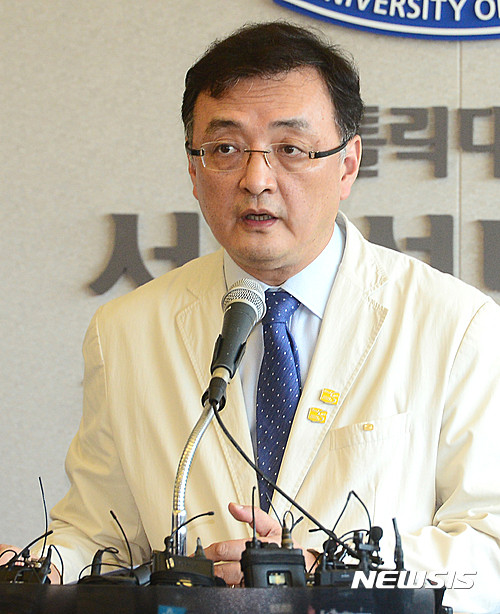 ▲ 26일 오후 서울 서초구 서울성모병원 회의실에서 양철우 장기이식센터장이 배우 김성민의 뇌사판정 이후 장기기증 관련 내용을 브리핑하고 있다.  ⓒ 뉴시스