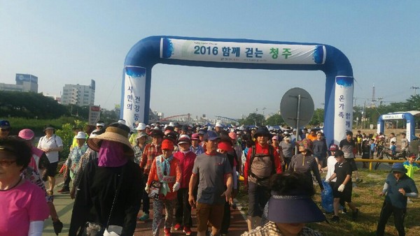 ▲ 26일 ‘제2차 2016 함께 걷는 청주’에 참가한 시민들이 무심천체육공원을 걷고있다.ⓒ청주시