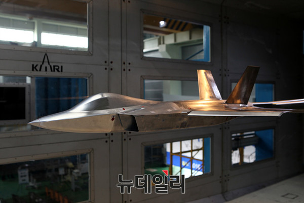 ▲ 풍동시험에서 공개된 KF-X 형상ⓒKAI