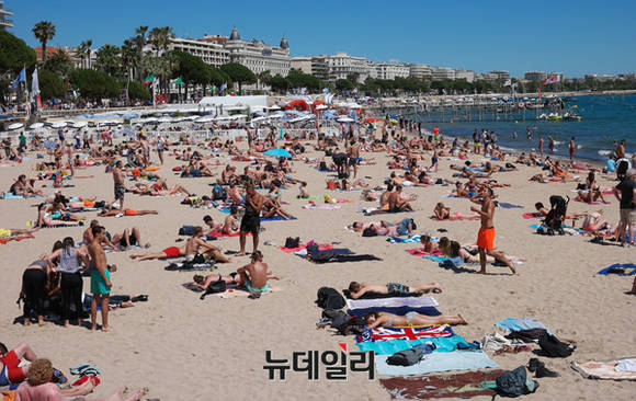 ▲ 축제가 열리는 칸해변에서 일광욕을 즐기는 사람들 ⓒ 뉴데일리 정상윤