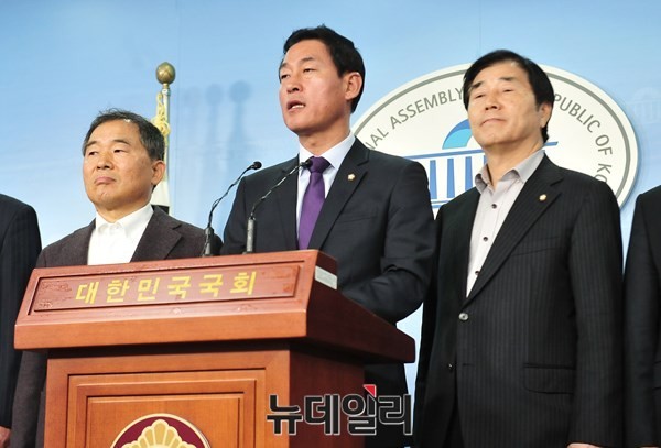 ▲ 새누리당 황영철 의원(사진 가운데). ⓒ뉴데일리 이종현 기자