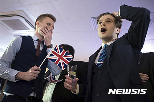 ▲ 24일(현지시간) 영국 런던에 위치한 브렉시트 찬성진영 본부인 '리브닷EU(Leave.EU)' 캠프에서 EU 탈퇴 지지자들이 브렉시트 투표 결과에 환호하고 있다. ⓒ AP/뉴시스