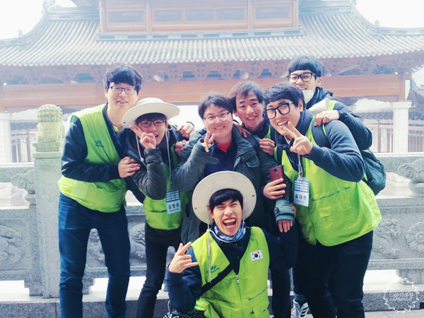 ▲ 청주대 역사문화학과 4학년에 재학중인 김정우 학생(26)이 각종 봉사활동에 참여하는 등 ‘맥가이버’ 활동이 화제가 되고 있다.(사진은 지난해 해피무브 글로벌 청년봉사단 활동 중 포즈  모습. 왼쪽 두 번째가 김정우 학생.)ⓒ청주대