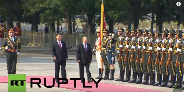▲ 25일(현지시간) 중국을 국빈방문한 블라디미르 푸틴 대통령(왼쪽)이 베이징에서 열린 환영식에서 시진핑 中공산당 총서기와 함께 의장대를 사열하고 있다.ⓒRT뉴스 중계영상 캡쳐.