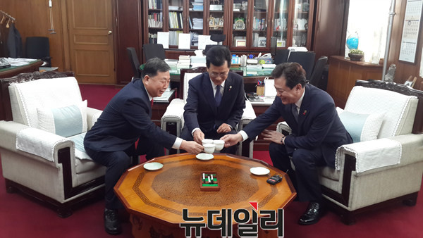 ▲ 지난 2월 19일 이시종 충북도지사(가운데), 이언구 도의장(왼쪽), 김병우 교육감이 무상급식 타결이후 찻잔으로 건배를 하고 있다.ⓒ김종혁 기자