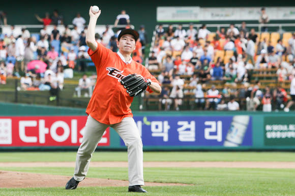 ▲ 제임스 김 한국지엠 사장이 지난 26일 한화이글스 대전 홈구장에서 시구하고 있다.ⓒ한국지엠