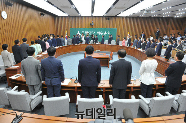 ▲ 국민의당이 28일 비공개 의원총회를 통해 '리베이트 의혹'의 돌파구 마련을 위해 격론을 벌이는 분위기다. 왕주현 사무부총장이 구속되는 상황에 몰린 국민의당이 '리베이트' 의혹에 연루된 박선숙·김수민 의원에 대한 거취를 어떻게 매듭지을지 주목된다. ⓒ뉴데일리 이종현 기자