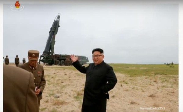 ▲ 북한이 지난 22일 무사단 중거리 탄도 미사일 발사 시험 당시 상황을 공개한 영상. 김정은이 미소를 짓고 있다. ⓒ北선전매체 화면캡쳐