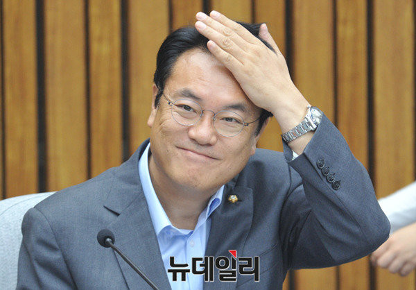 ▲ 새누리당 정진석 원내대표가 28일 원내대책회의에서 