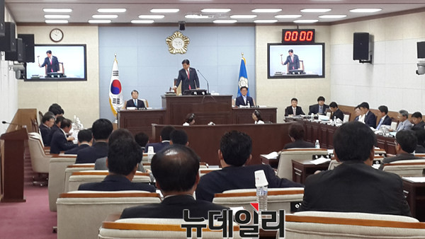 ▲ 28일 열린 청주시의회 정례회에서 김병국 의장이 전반기 마지막 의사봉을 두드리고 있다.ⓒ김종혁 기자