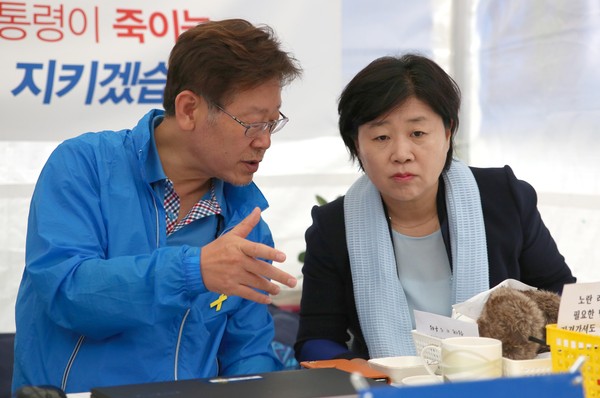 ▲ 더불어민주당 서영교 의원이 지난 15일 오후 서울 종로구 광화문광장에서 단식시위을 벌이고 있는 이재명 성남시장과 대화하고 있다. ⓒ뉴시스